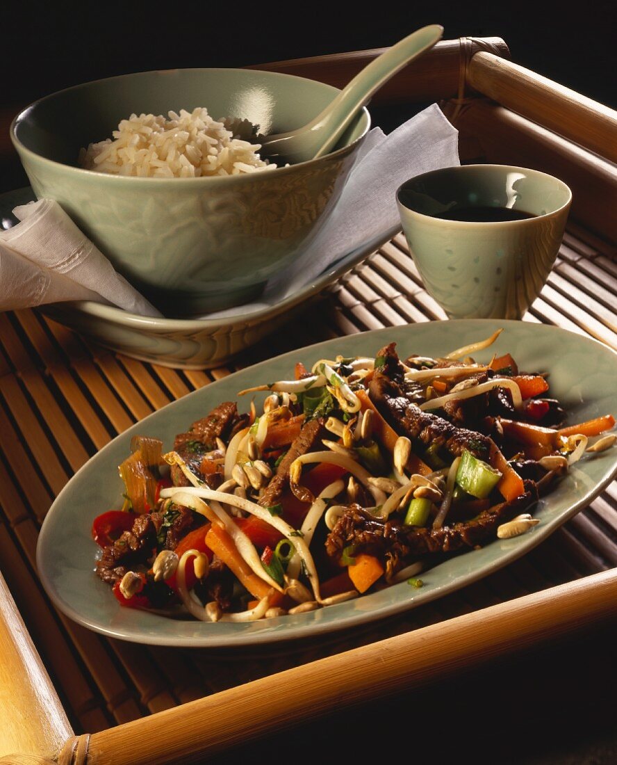 Chinese fried beef with vegetables and soya sprouts