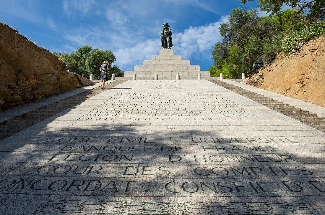 Frankreich, Corse du Sud, Ajaccio, Denkmal für Napoleon Bonaparte am oberen Ende der Straße des Generals Leclerc, zwischen den Treppen ist die Liste seiner Leistungen eingraviert