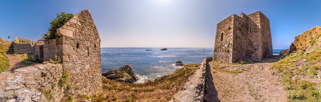 Frankreich, Cotes d'Armor, Perros Guirec, Archipel und ornithologisches Reservat der Sept Iles, Ile aux Moines, Panoramablick auf das alte Fort