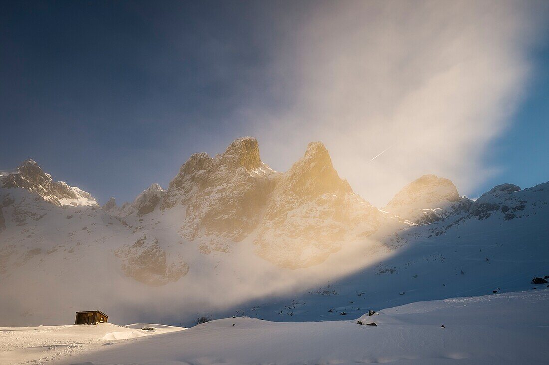 Frankreich, Isère (38), Belledonne, Chamrousse, Robert-Seen, die im Osten von Petit Van (2.439 m), Grand Van (2.448 m) und Grand Sorbier (2.526 m) begrenzt und dominiert werden