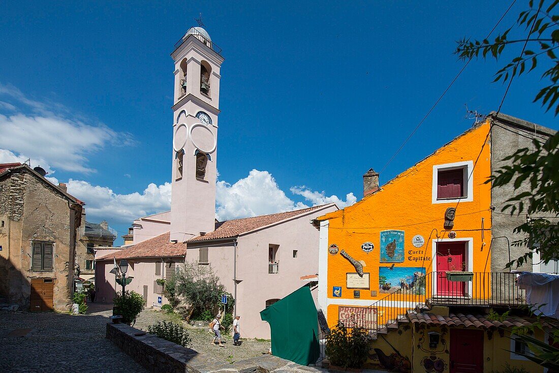 Frankreich, Haute Corse, Corte, die Straße des alten Marktes und der Glockenturm der Kirche der Verkündigung