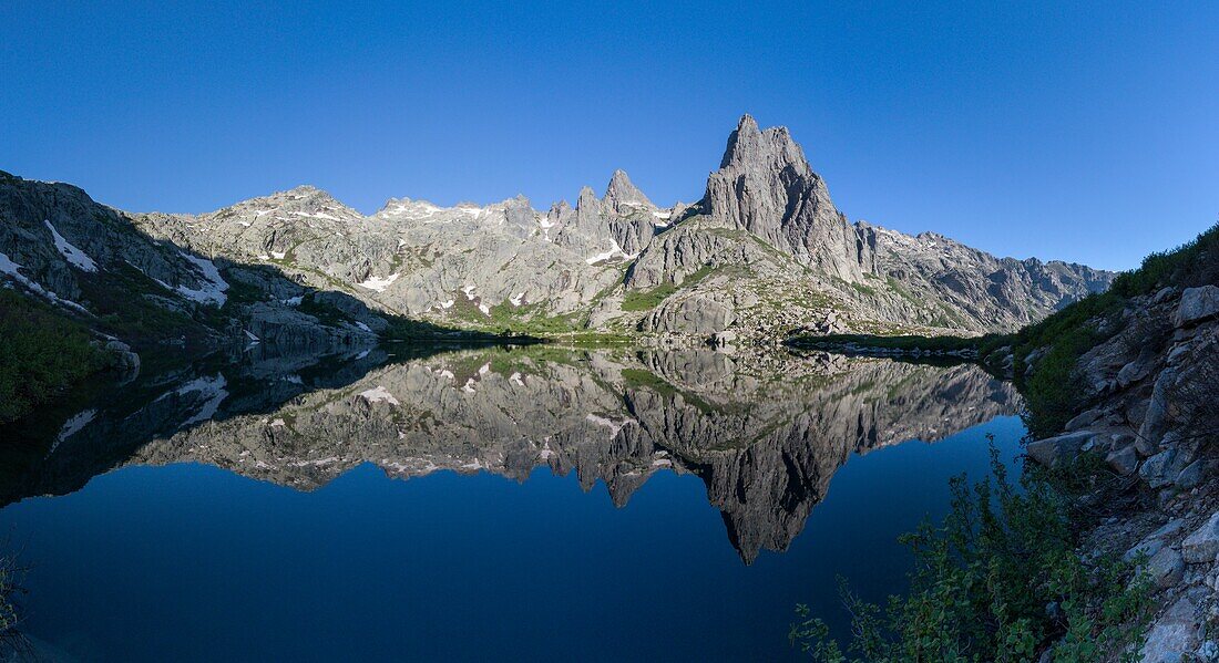 Frankreich, Haute Corse, Corte, Restonica-Tal, im Regionalen Naturpark, Panoramablick auf den Melo-See und von links nach rechts, die Gipfel der 7 Seen, Capitello und Lombardiccio