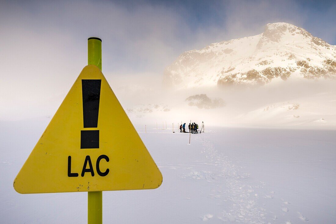 Frankreich, Isère (38), Belledonne, Chamrousse, Robert Seen, ein Team von Tauchern ist dabei, unter dem Eis eines der Robert Seen zu tauchen, die Beschilderung ist wichtig, da die Bedingungen in diesem nördlichen Tal, das die Sonne im Winter nicht direkt sieht, sehr wechselhaft und schwierig sein können - Dive Xtreme