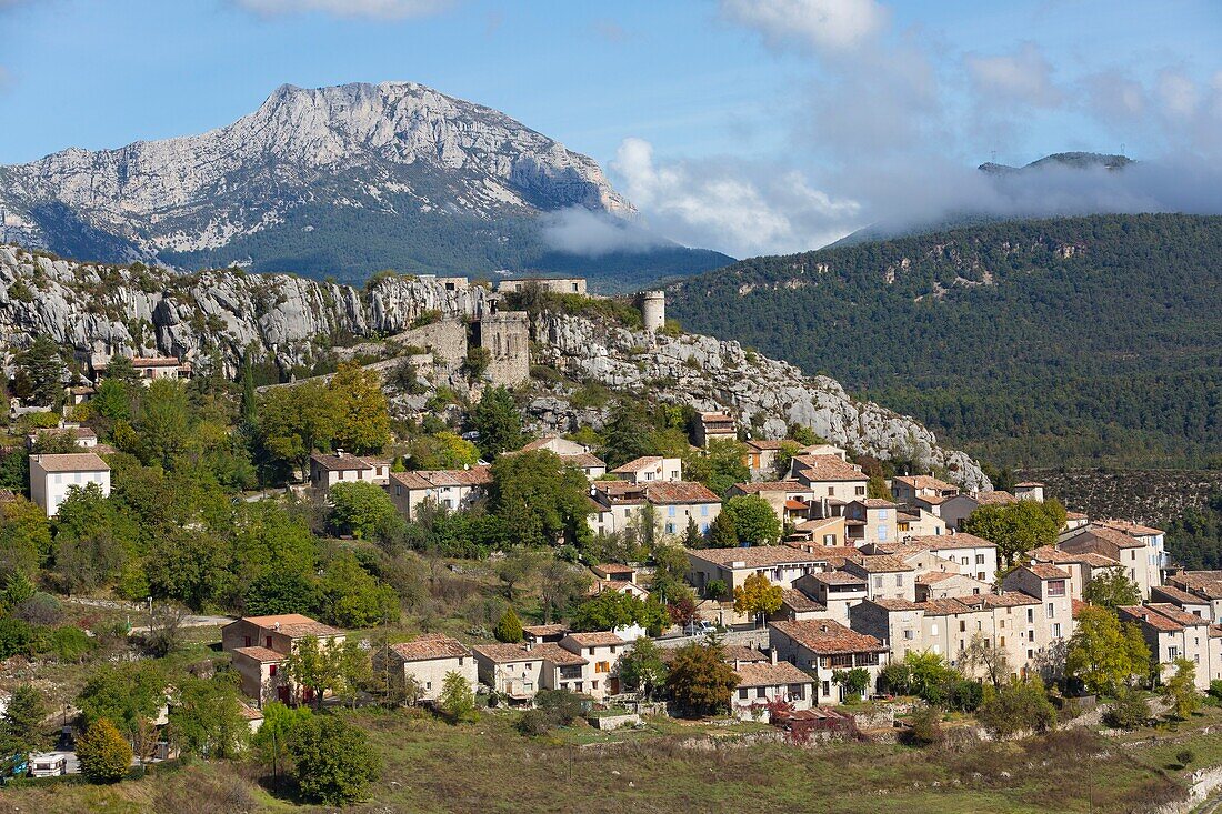 Frankreich, Var, Regionaler Naturpark Verdon, Dorf Trigance mit Blick auf das Jabron-Tal