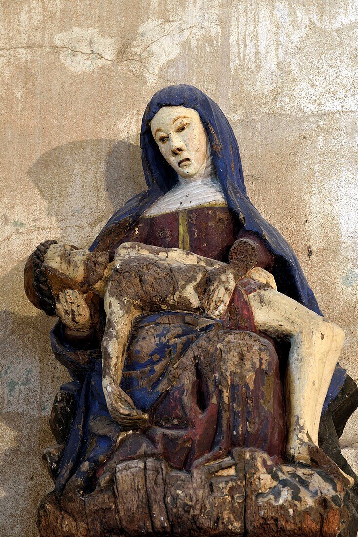 Frankreich, Jura, Poligny, Place Notre Dame, Kirche Mouthier Vieillard aus dem 11. Jahrhundert, Pieta, Statue aus dem späten 16.