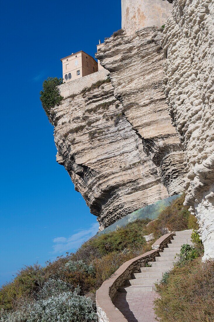 Frankreich, Corse du Sud, Bonifacio, ein Haus in der Altstadt mit Blick auf die Steilküste vom Weg von Campu Rumanilu und Pertisanu aus gesehen