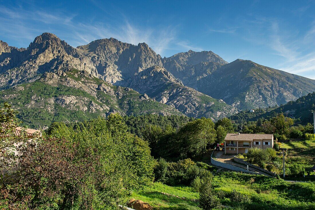 Frankreich, Corse du Sud, Bocognano, vom Dorf aus mit Blick auf die Richiusa-Schlucht und die Laccione-Spitze