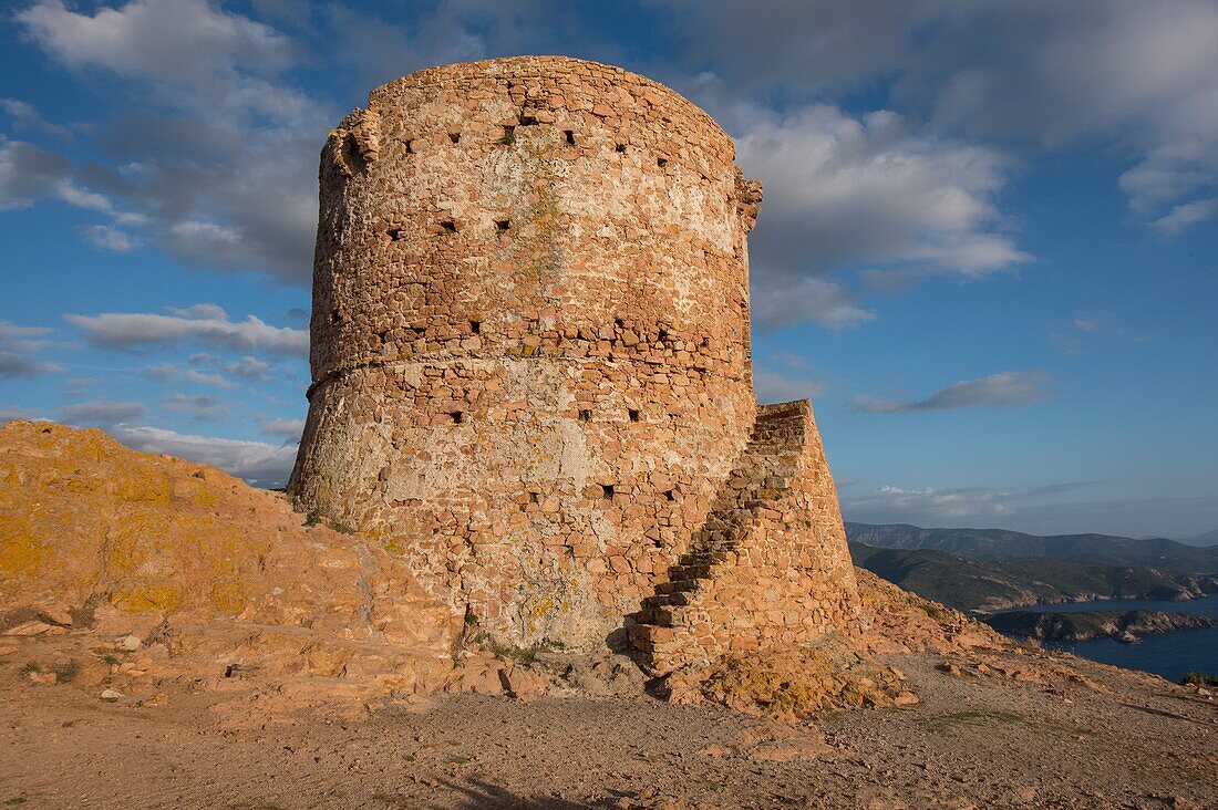 Frankreich, Corse du Sud, Porto, Golf von Porto als Weltkulturerbe der UNESCO, Wandern capo Rosso, an der Spitze der Genueser Turm von Turghiu dominiert 360 °