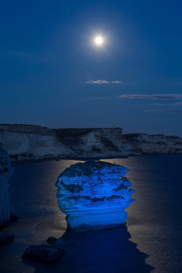Frankreich, Corse du Sud, Bonifacio, ein Felsen, der Sandkorn genannt wird, bildet eine merkwürdige Insel einige Meter vom Ufer entfernt im Licht des Vollmondes
