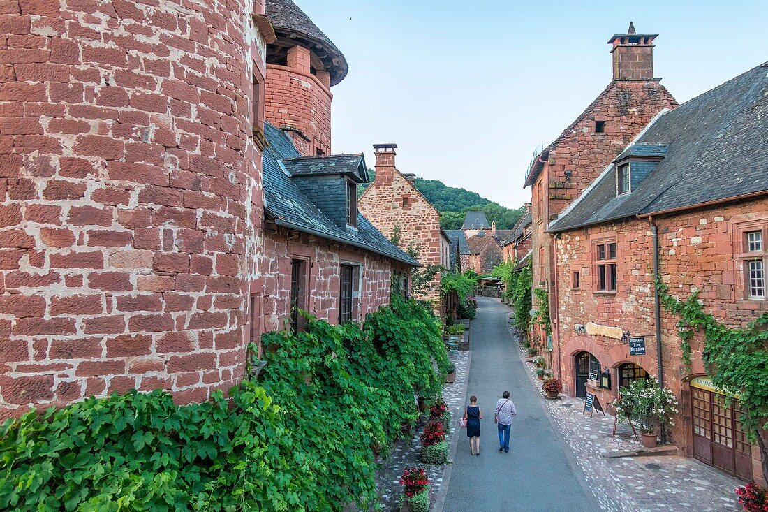 Frankreich, Correze, Dordogne-Tal, Collonges la Rouge, beschriftet mit Les Plus Beaux Villages de France (Die schönsten Dörfer Frankreichs), Dorf aus rotem Sandstein