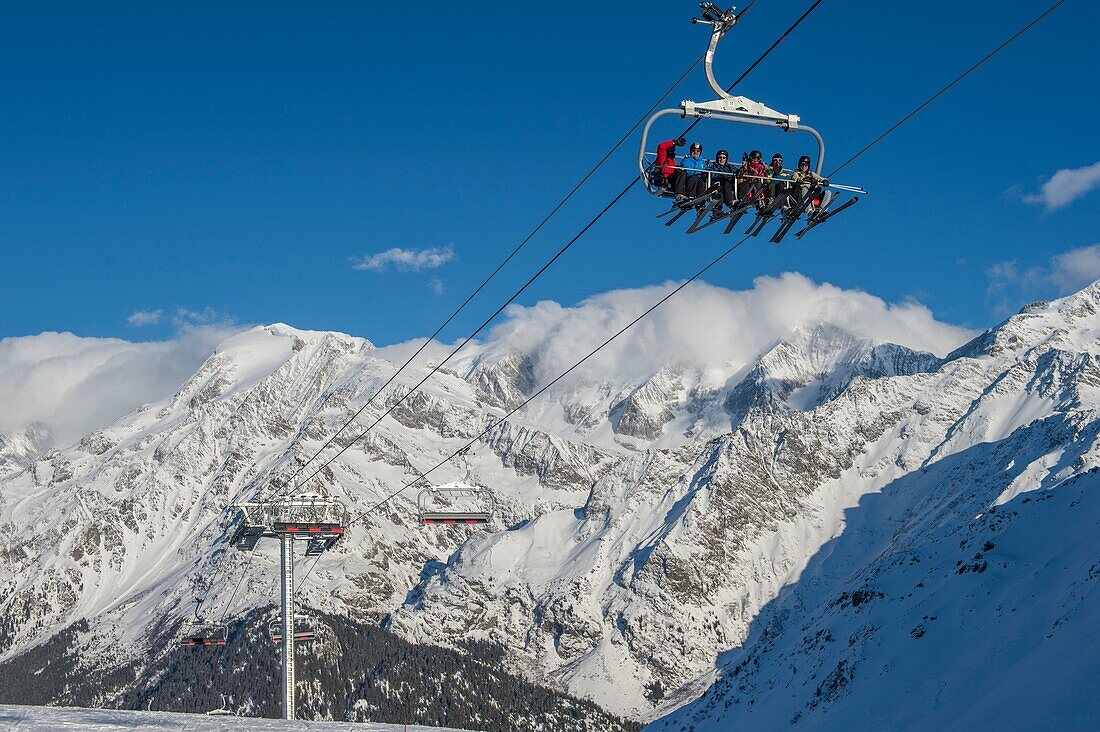 Frankreich, Haute Savoie, Massiv des Mont Blanc, die Contamines Montjoie, auf den Skipisten der neue Sessellift 6 Plätze von gekreuztem Log und den hohen Gipfeln des Naturschutzgebietes