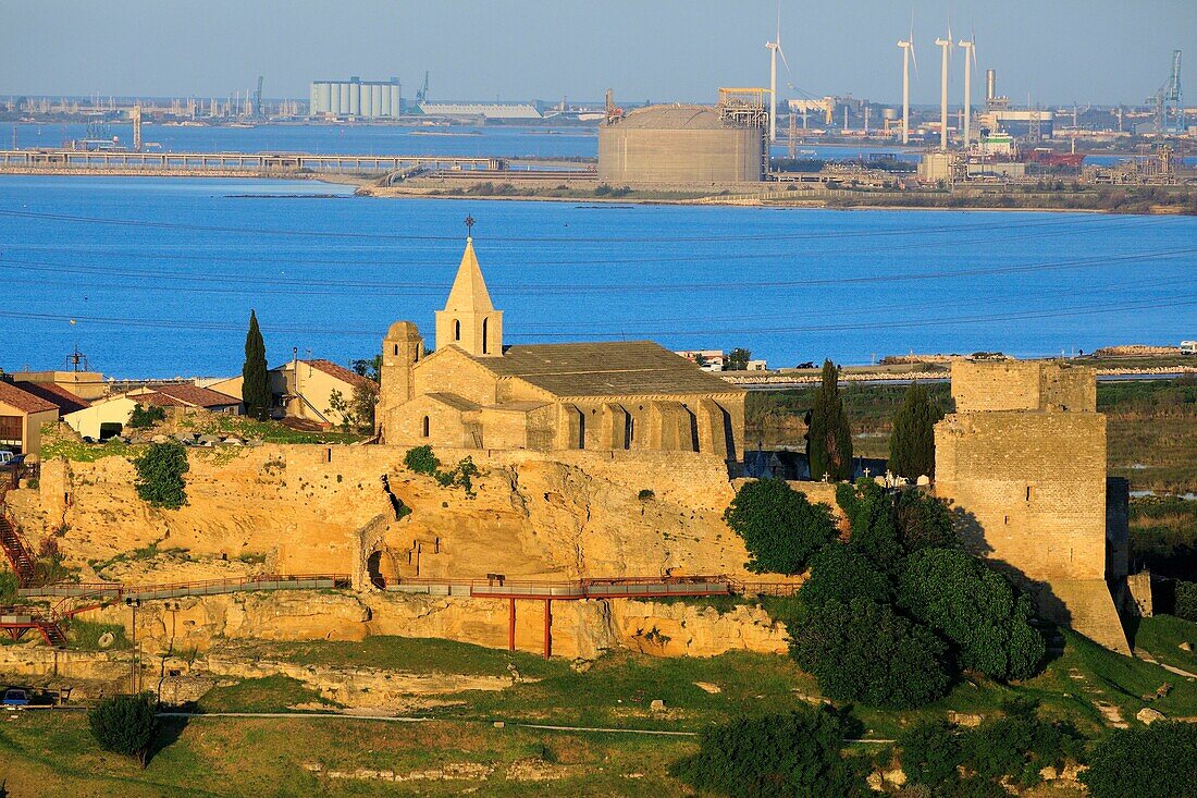 Frankreich, Bouches du Rhone, Fos sur Mer, Kirche Saint Sauveur, Industriegebiet im Hintergrund (Luftaufnahme)