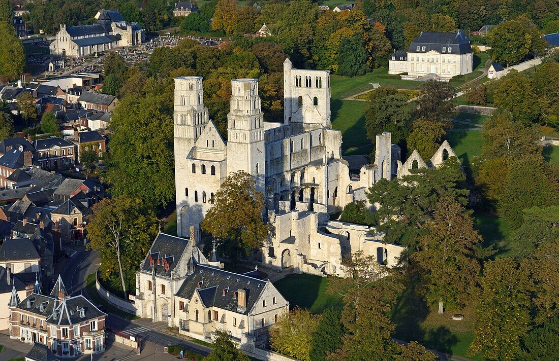 Frankreich, Seine Maritime, Jumieges, Regionaler Naturpark der normannischen Seine-Mäander, Abtei Saint Pierre (Luftaufnahme)