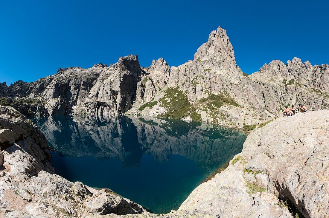 Frankreich, Haute Corse, Corte, Restonica-Tal, Regionaler Naturpark mit Blick auf den Capitello-See und die Spitze der 7 Seen