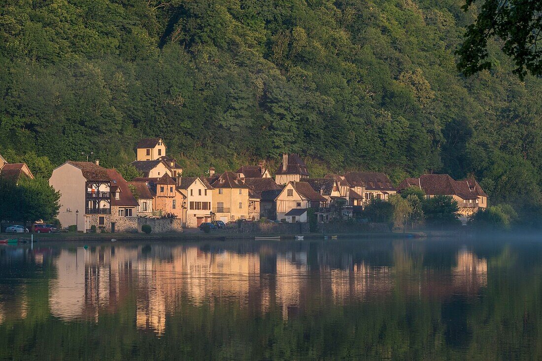 France, Correze, Dordogne valley, Beaulieu sur Dordogne, Dordogne riverbank