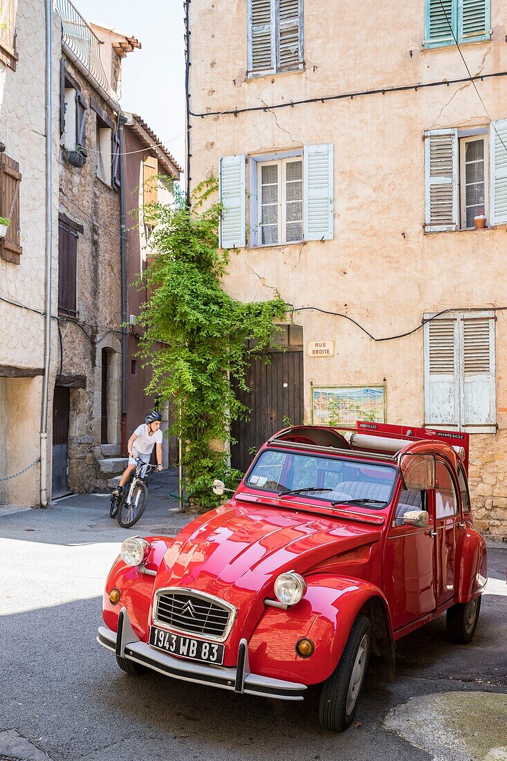 France, Var, Pays de Fayence, Montauroux, village lane