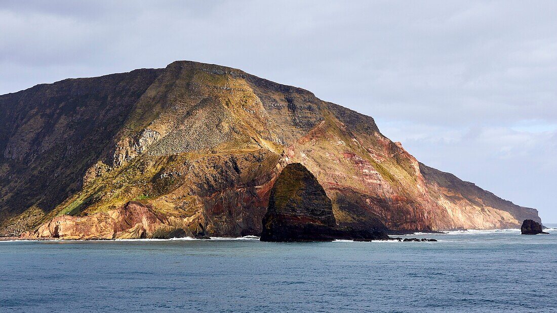 Frankreich, Indischer Ozean, Französische Süd- und Antarktisgebiete, die von der UNESCO zum Weltnaturerbe erklärt wurden, Insel Saint-Paul, die Klippe mit dem Quille-Felsen im Vordergund