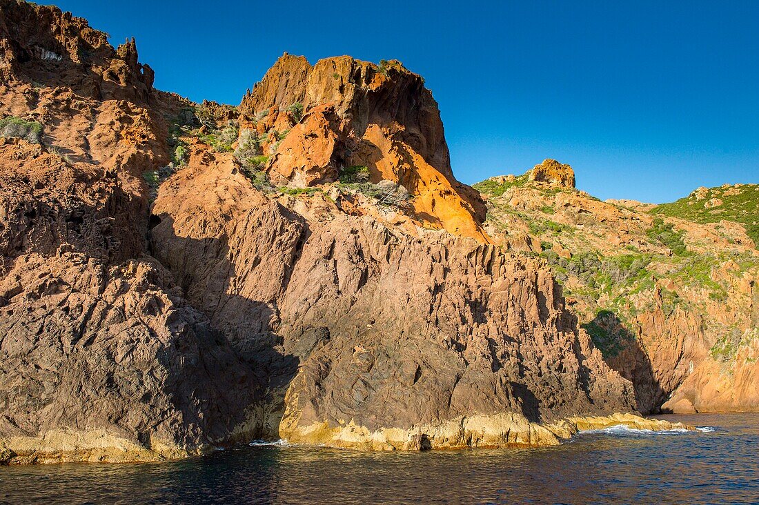 Frankreich, Corse du Sud, Porto, Golf von Porto, von der UNESCO zum Weltkulturerbe erklärt, die gequälten Felsen mit ockerfarbenen Schattierungen des Naturschutzgebietes von Scandola