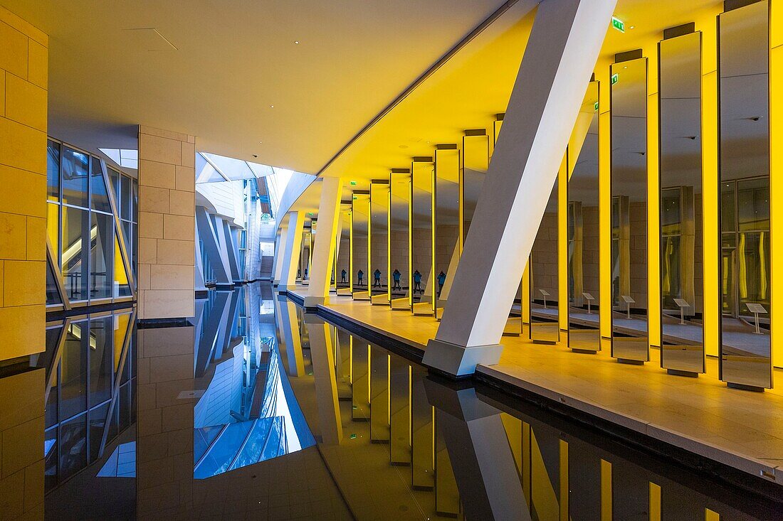 Frankreich, Paris, Bois de Boulogne, Fondation Louis Vuitton von Frank Gehry, Olafur Eliason Kunstwerk, Inside the Horizon (2014)