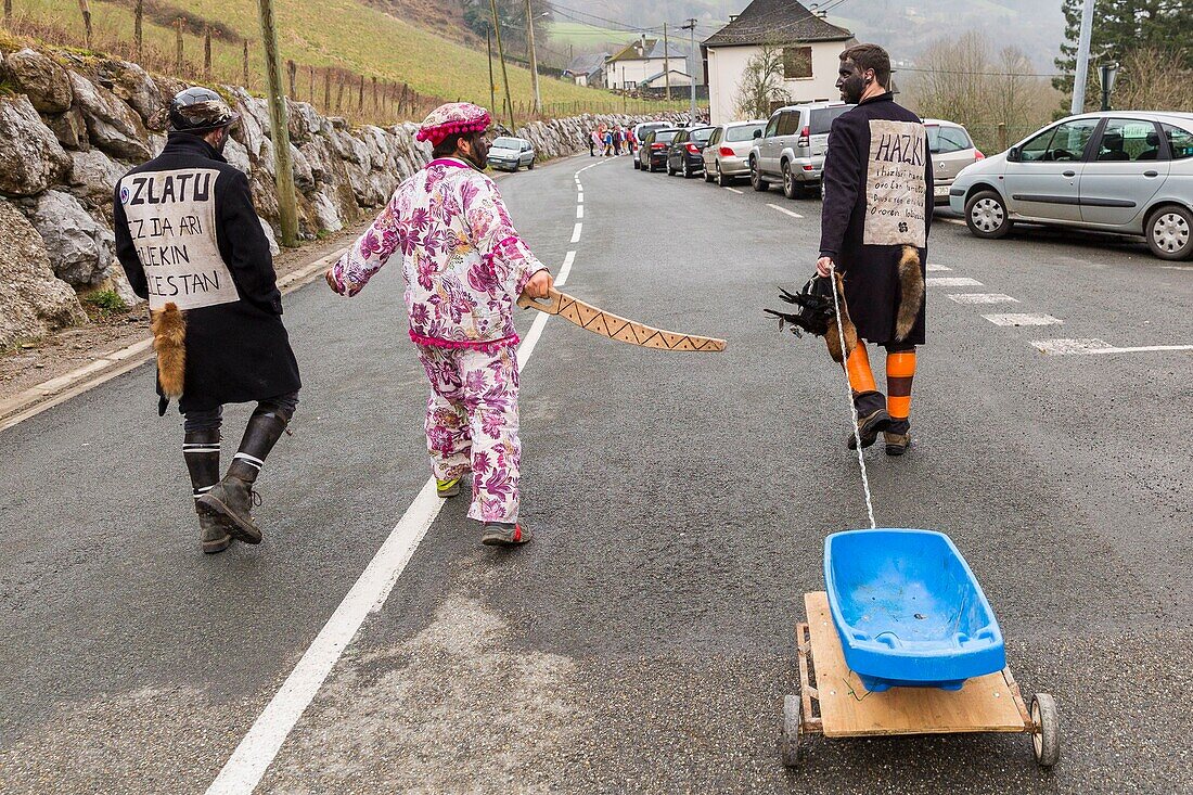 Frankreich, Pyrenees Atlantiques, Baskisches Land, Sainte Engrace, Die Souletine Masquerade (Xiberoko Maskarada) ist ein umherziehender Karnevalsritus, der von Dorf zu Dorf zieht