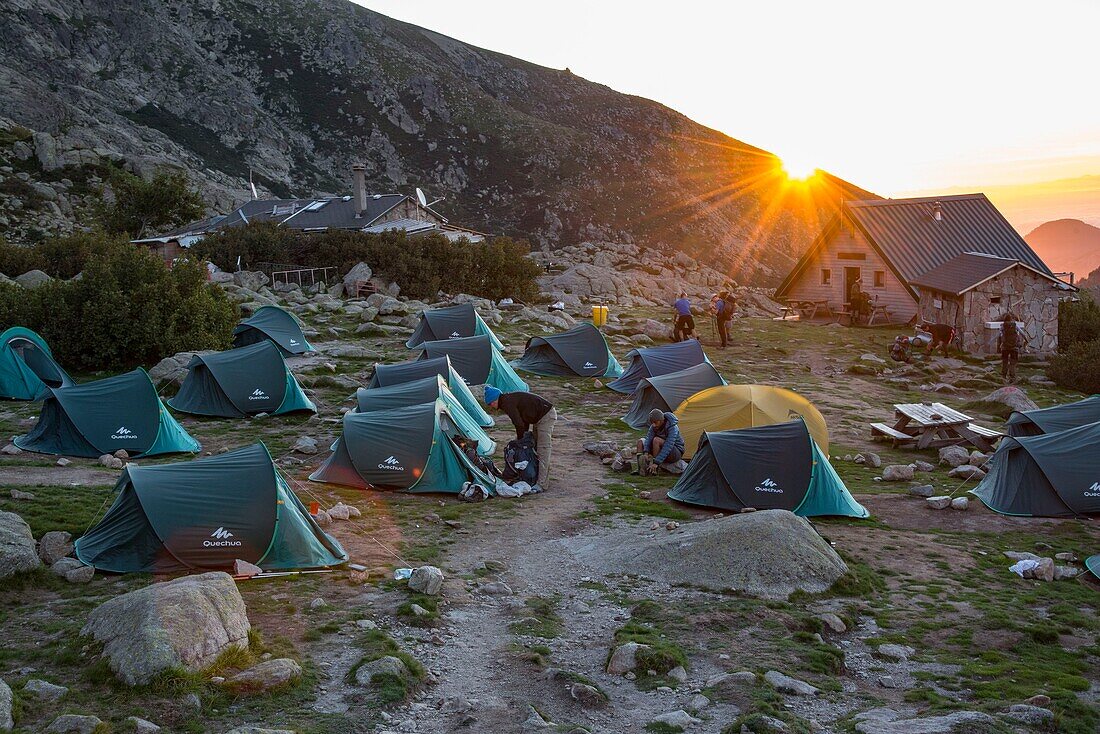 Frankreich, Haute Corse, Corte, Restonica-Tal, Wanderung im Regionalen Naturpark, auf dem GR 20, Halt an der Schutzhütte Petra Piana, umgeben von Zelten bei Sonnenaufgang