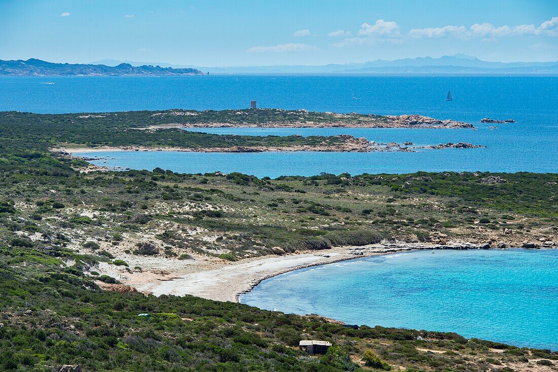 Frankreich, Corse du Sud, Monacia d'Aullene, die Spitze von Caniscione und der genuesische Turm von Olmeto, weit vor der Küste von Sardinien