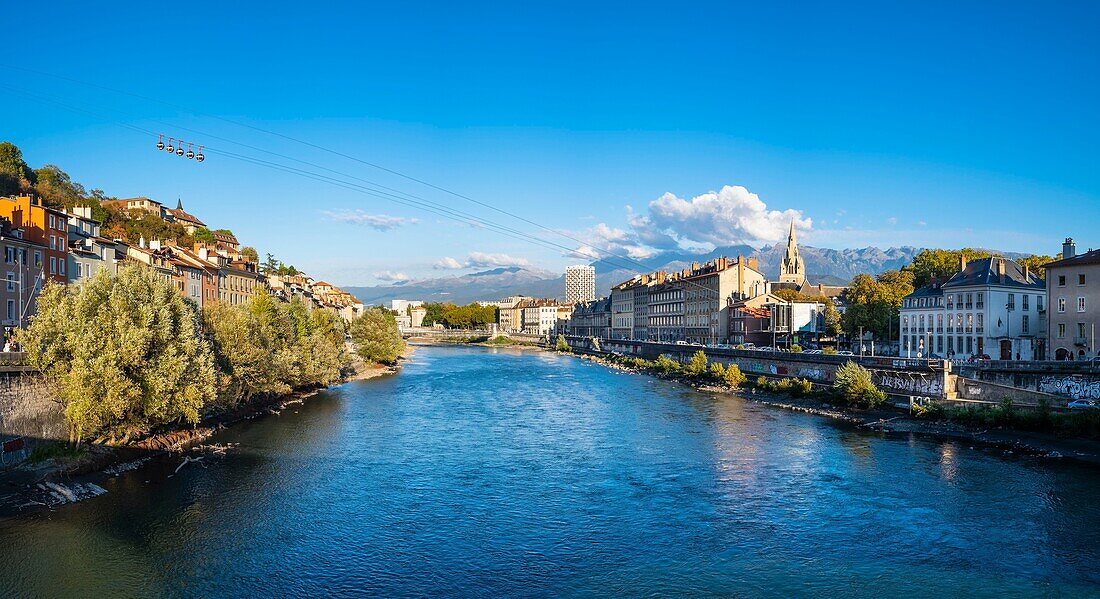 Frankreich, Isere, Grenoble, Ufer der Isere, Kirche Saint Andre aus dem 13. Jahrhundert und Belledonne-Massiv im Hintergrund