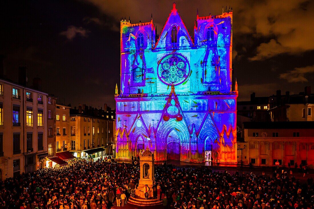 Frankreich, Rhone, Lyon, Stadtteil Vieux-Lyon, historische Stätte, die von der UNESCO zum Weltkulturerbe erklärt wurde, die Kathedrale von Lyon (Cathedrale Saint-Jean-Baptiste de Lyon) während der Fete des Lumieres (Lichtfest), Ausstellung Pigments De Lumière von Nuno Maya und Carole Purnelle