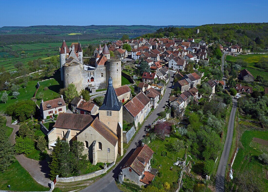 Frankreich, Cote d'Or, Châteauneuf en Auxois mit der Aufschrift Les Plus Beaux Villages de France (Die schönsten Dörfer Frankreichs) (Luftaufnahme)