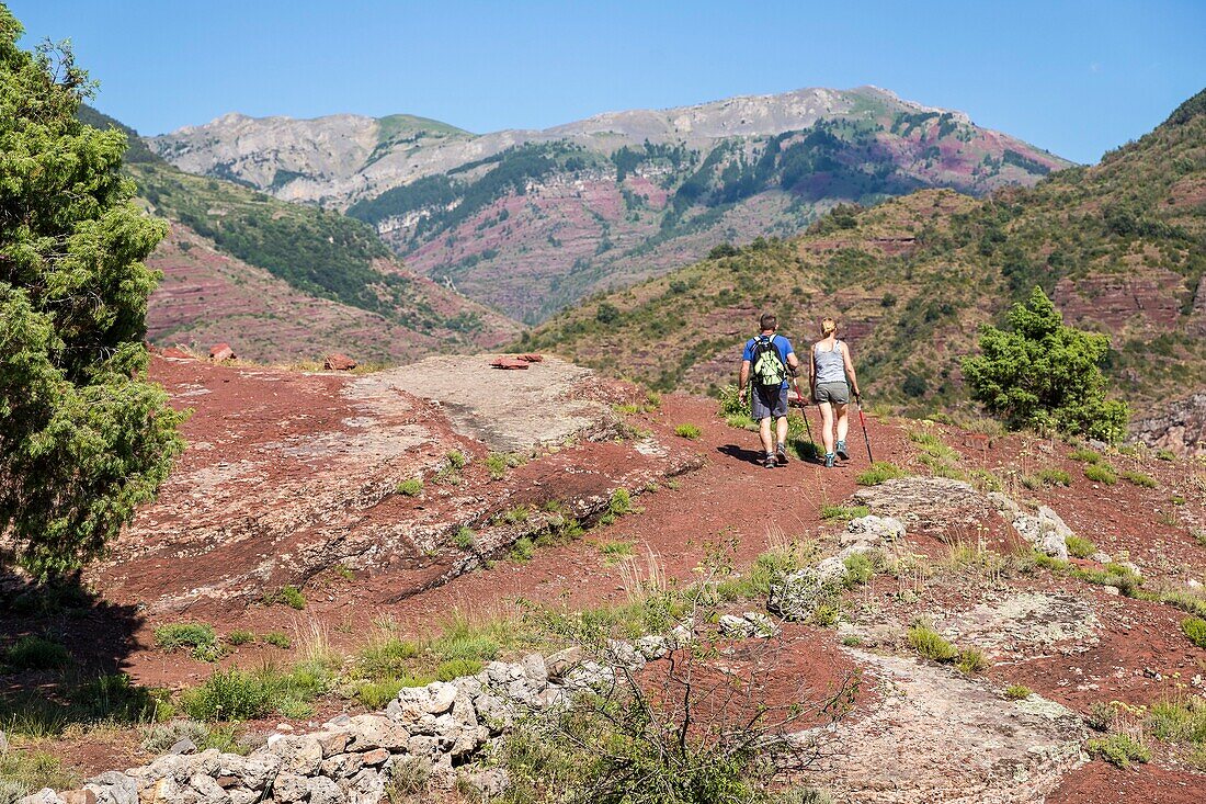 France, Alpes Maritimes, Mercantour National Park, Haut Var valley, hikers on the discovery trail of the Daluis Gorge