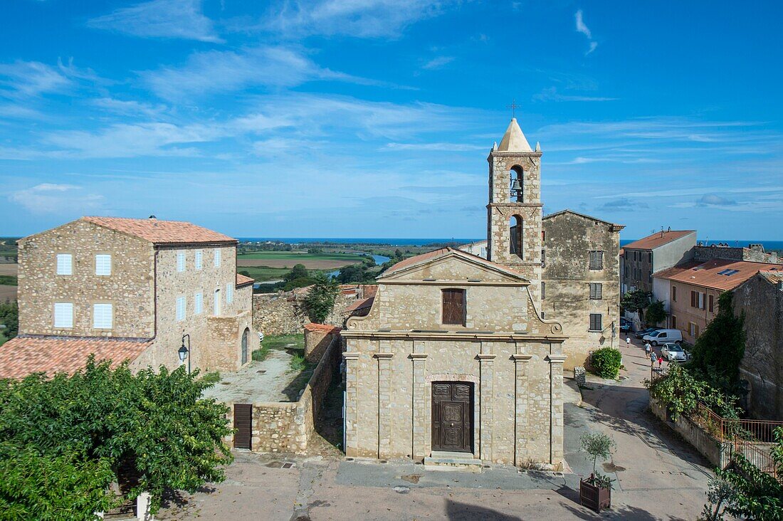 Frankreich, Haute Corse, Aleria, östliche Ebene das alte genuesische Kastell von Matra heute Archäologiemuseum Jerome Carcopino, die Kirche Saint Marcel von den Dachterrassen des Museums aus gesehen