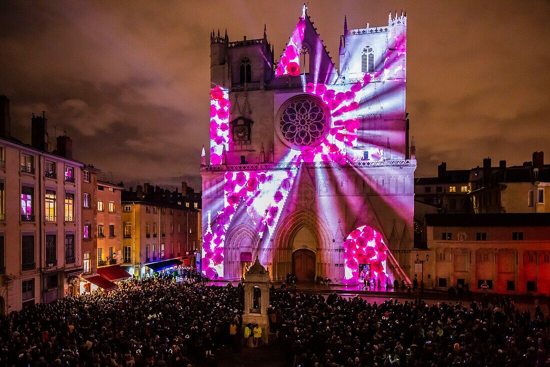 Frankreich, Rhône, Lyon, Stadtteil Vieux-Lyon, historische Stätte, die von der UNESCO zum Weltkulturerbe erklärt wurde, die Kathedrale von Lyon (Cathedrale Saint-Jean-Baptiste de Lyon) während der Fete des Lumieres (Lichtfest), Ausstellung Pigments De Lumière von Nuno Maya und Carole Purnelle