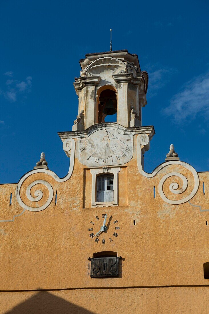 Frankreich, Haute Corse, Bastia, in der Zitadelle, der Kerkerplatz und die ockerfarbene Fassade des alten Gouverneurspalastes, Nahaufnahme des Wachturms und seiner Uhr