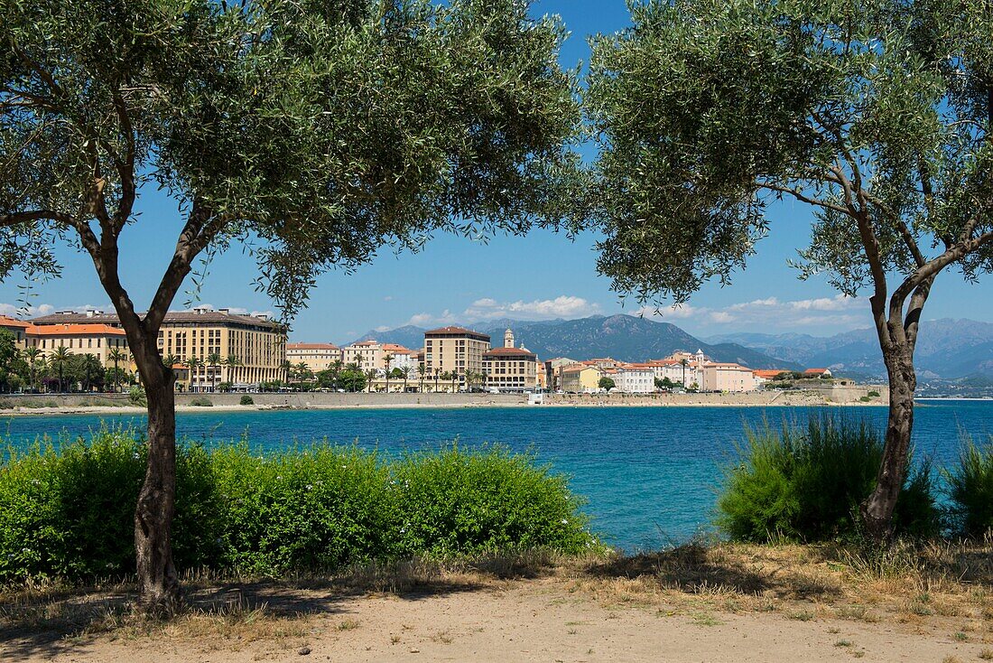 Frankreich, Corse du Sud, Ajaccio, der Strand des Rossini-Boulevards und die Altstadt