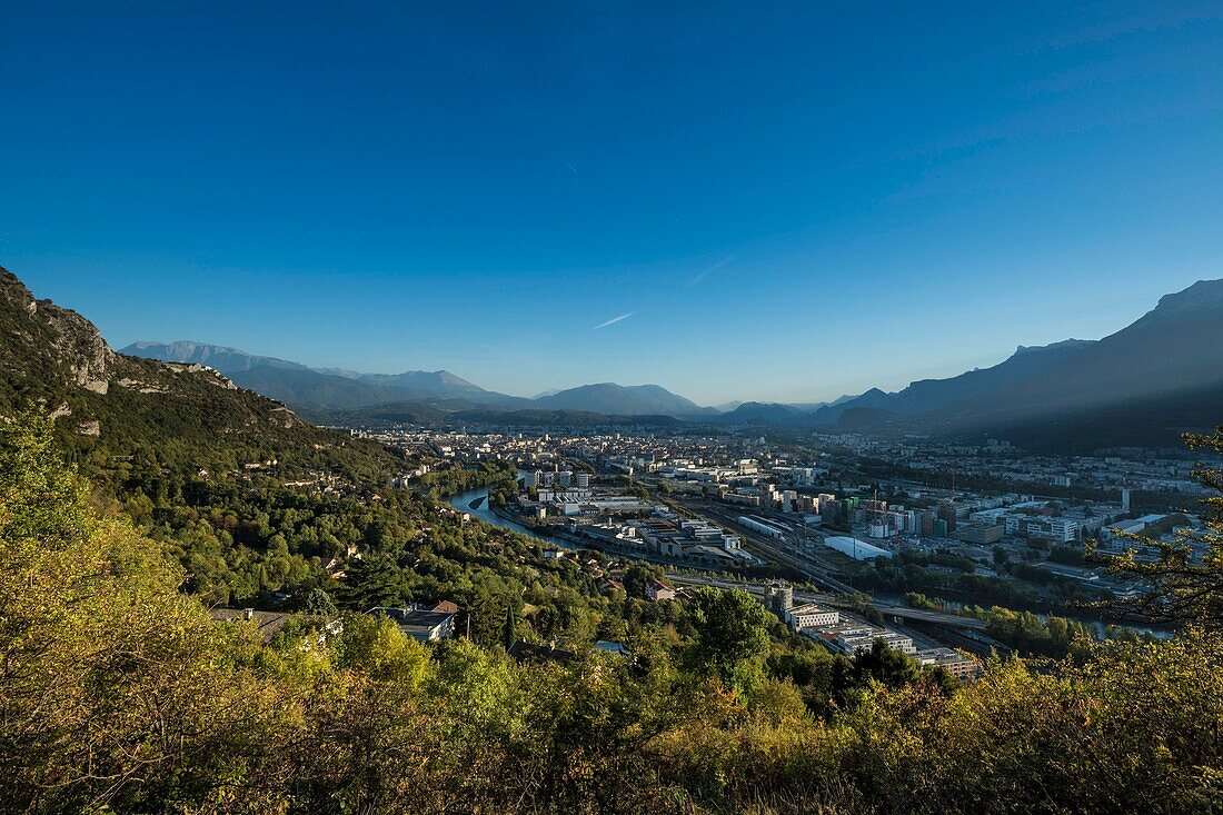 Frankreich, Isère, Grenoble, Festung Bastille und Vercors-Gebirge vom Berg Chartreuse aus gesehen