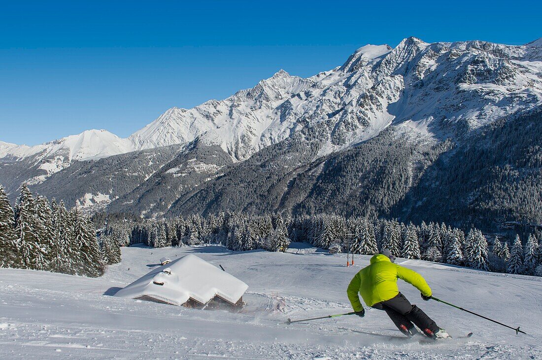 Frankreich, Haute Savoie, Massiv des Mont Blanc, die Contamines Montjoie, Piste abseits des Skis, 1 Skifahrer auf der Suche nach Geschwindigkeit vor den höchsten Gipfeln Europas