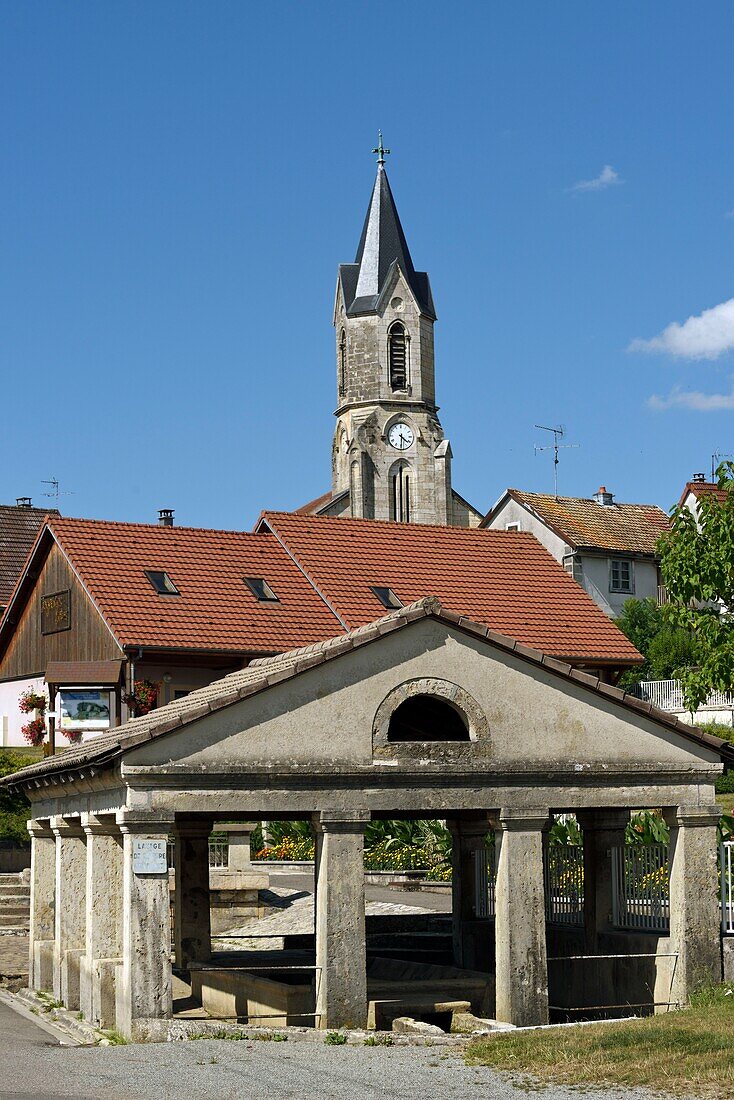 Frankreich, Territoire de Belfort, Feche l'Eglise, Mazarin-Brunnen aus dem 17. Jahrhundert, Kirche Saint Valere aus dem 19. Jahrhundert, Glockenturm
