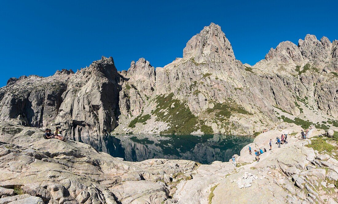 Frankreich, Haute Corse, Corte, Restonica-Tal, Regionaler Naturpark mit Blick auf den Capitello-See und die Spitze der 7 Seen