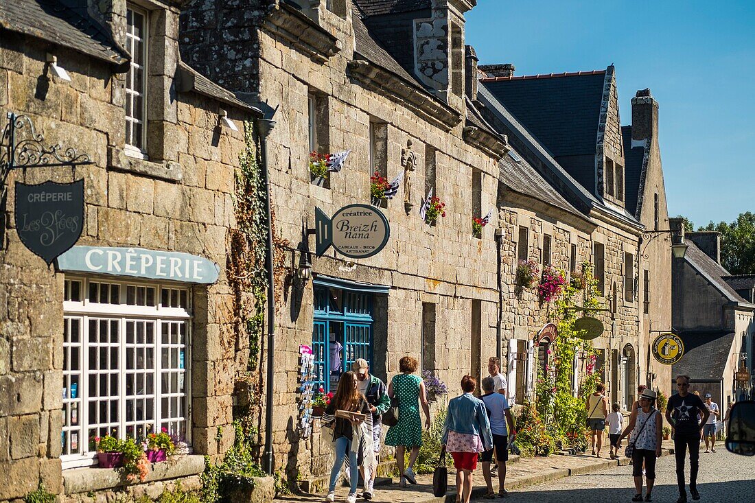 Frankreich, Finistere, Locronan mit der Aufschrift Die schönsten Dörfer Frankreichs, traditionelle Steinhäuser