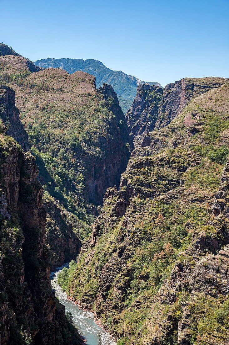 Frankreich, Alpes Maritimes, Nationalpark Mercantour, Haut-Var-Tal, die vom Var gegrabene Daluis-Schlucht in roten Pelitböden