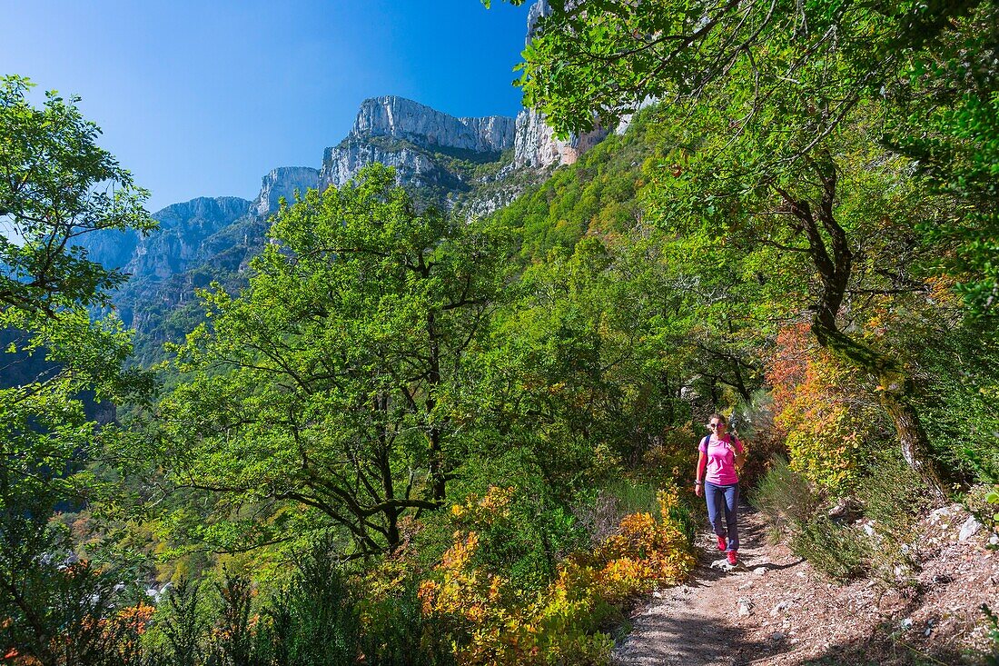 Frankreich, Alpes-de-Haute-Provence, Regionaler Naturpark Verdon, Grand Canyon du Verdon, der Fluss Verdon am Eingang zum Samson-Korridor, vom Weg Blanc-Martel auf dem GR4, Frau beim Wandern