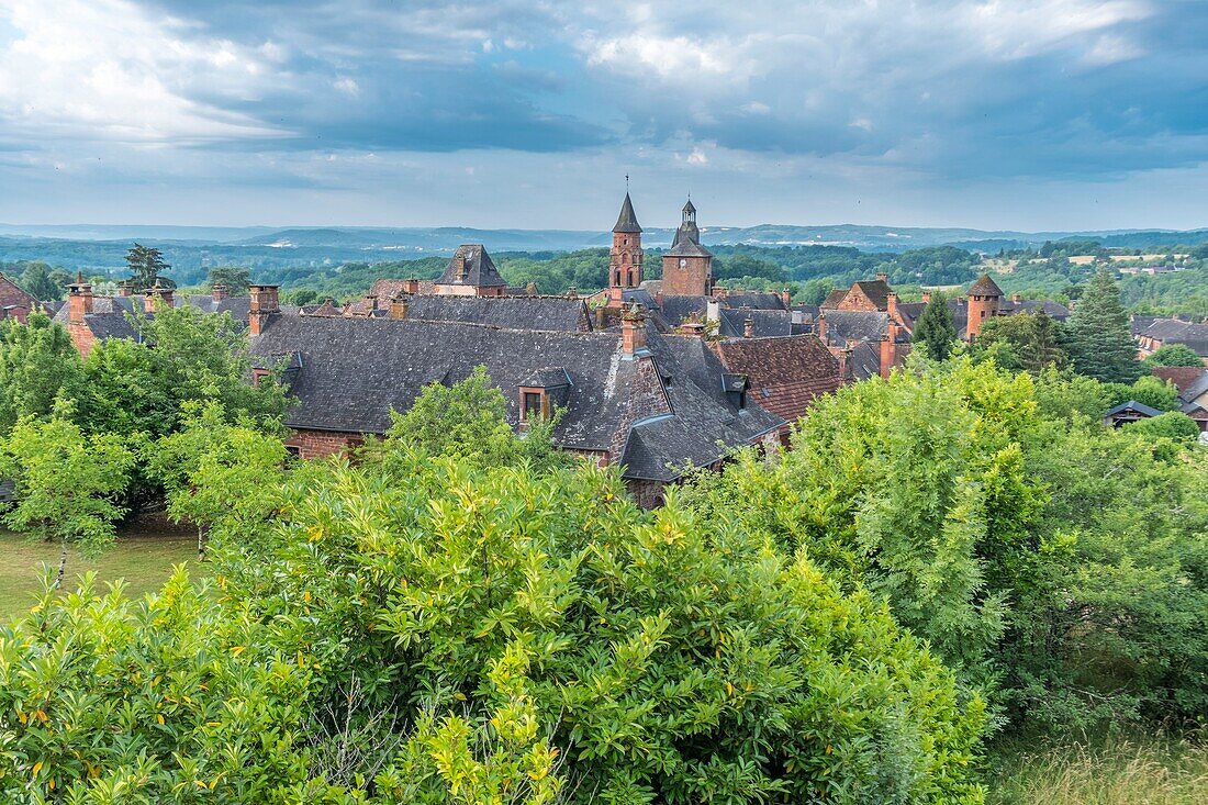 Frankreich, Correze, Dordogne-Tal, Collonges la Rouge, Bezeichnung Les Plus Beaux Villages de France (Die schönsten Dörfer Frankreichs), Dorf aus rotem Sandstein, Glockenturm der Kirche Saint Pierre