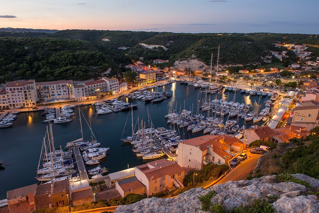 Frankreich, Corse du Sud, Bonifacio, der Jachthafen vom Fußweg der Klippen aus gesehen in der Abenddämmerung