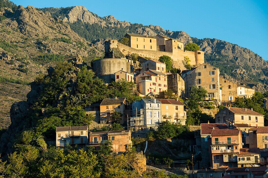 Frankreich, Haute Corse, Corte, Sonnenaufgang über der Altstadt und der Zitadelle