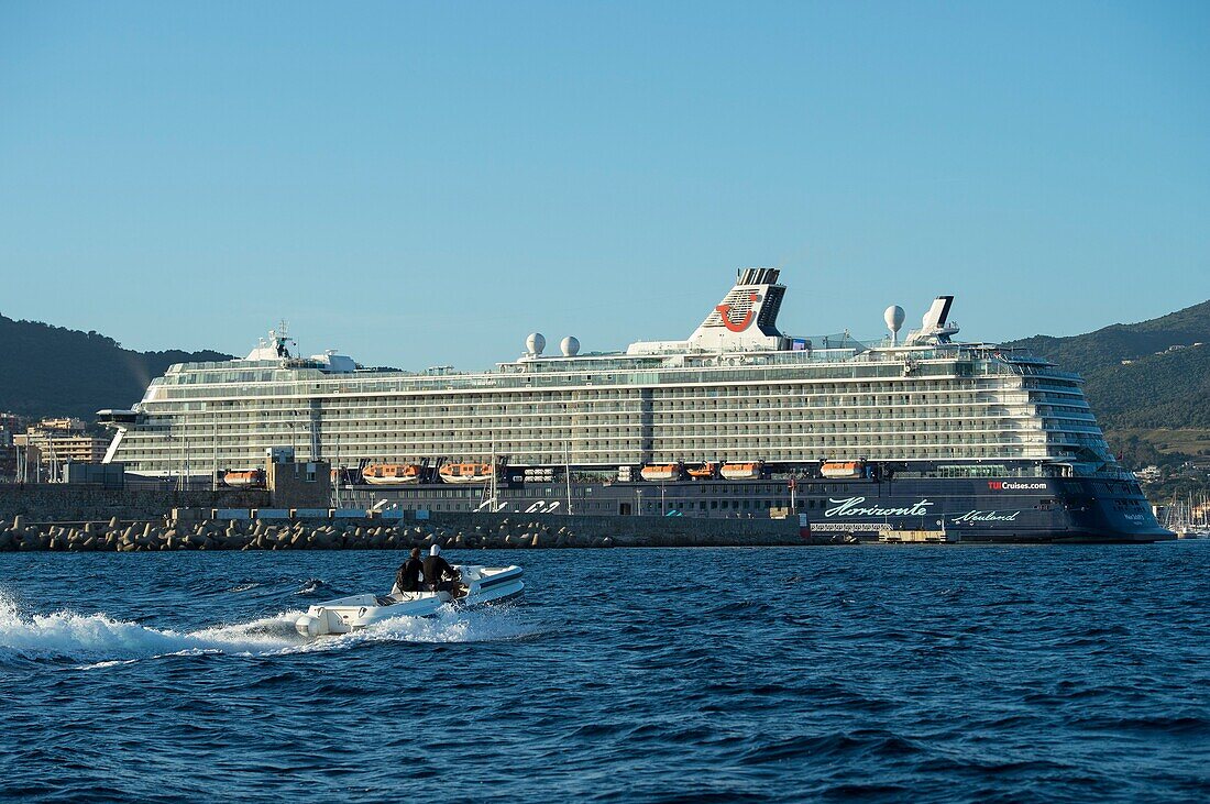 Frankreich, Corse du Sud, Ajaccio, ein riesiger Kreuzfahrtdampfer liegt im Hafen vor Anker