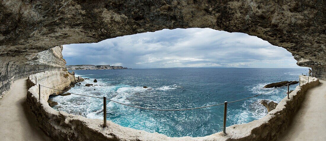 Frankreich, Corse du Sud, Bonifacio, von der Zitadelle aus geht es den Felsen hinunter, die Treppe des Königs von Aragon zu einem Vorsprung, der zu einer Quelle führte