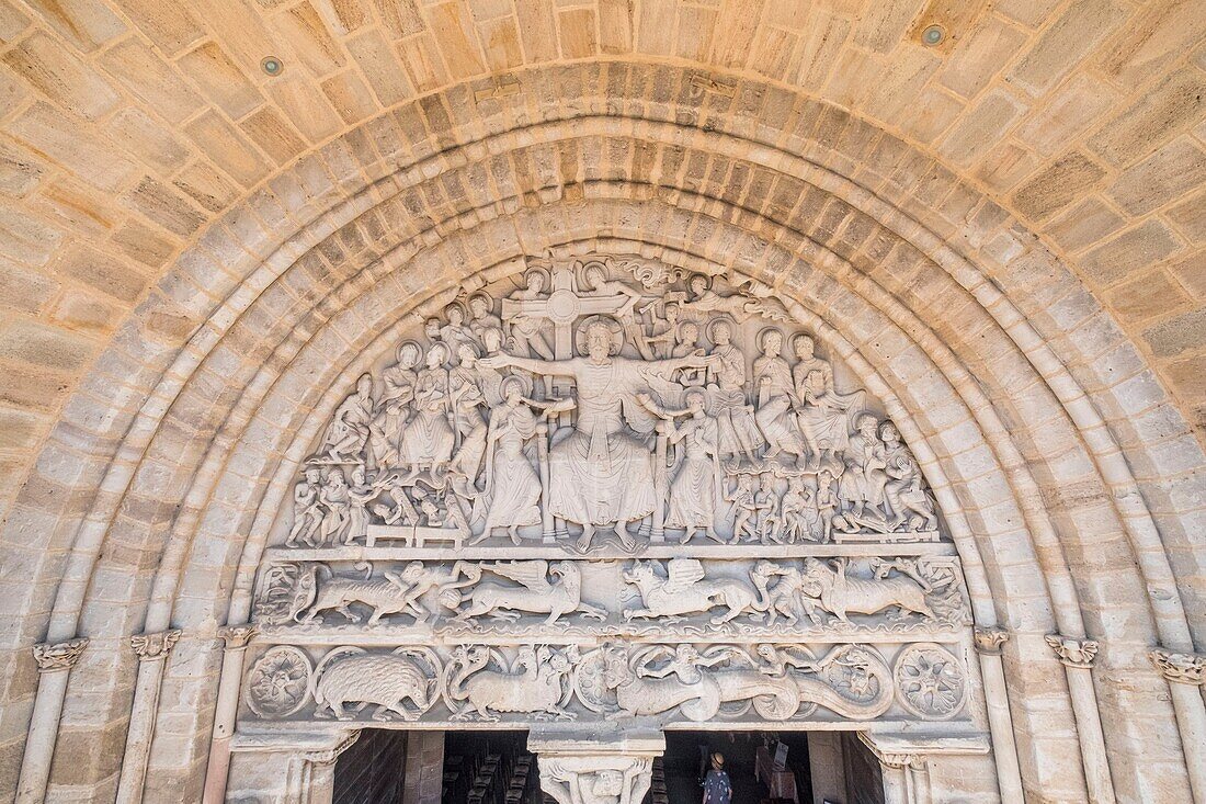 Frankreich, Correze, Beaulieu sur Dordogne, eine Station auf dem Jakobsweg, Abteikirche St. Pierre aus dem 11. bis 12. Jahrhundert, Tympanon der großen Südtür der Kathedrale mit Christus in der Mitte