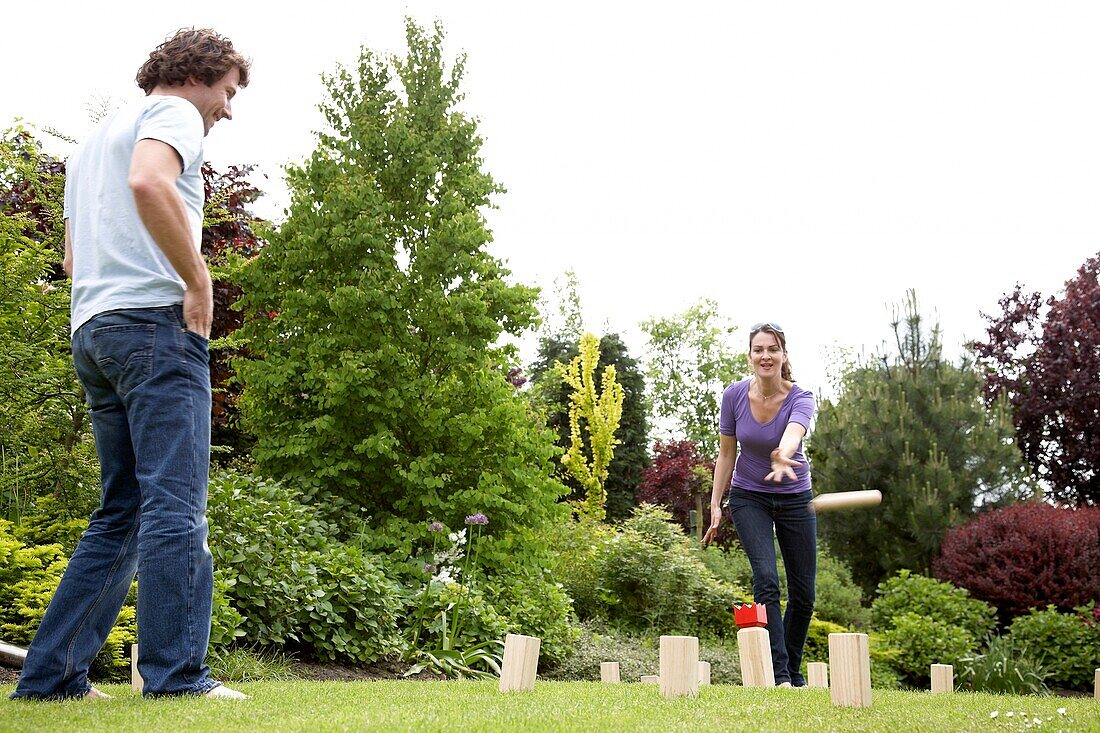 Pärchen beim Spielen im Garten