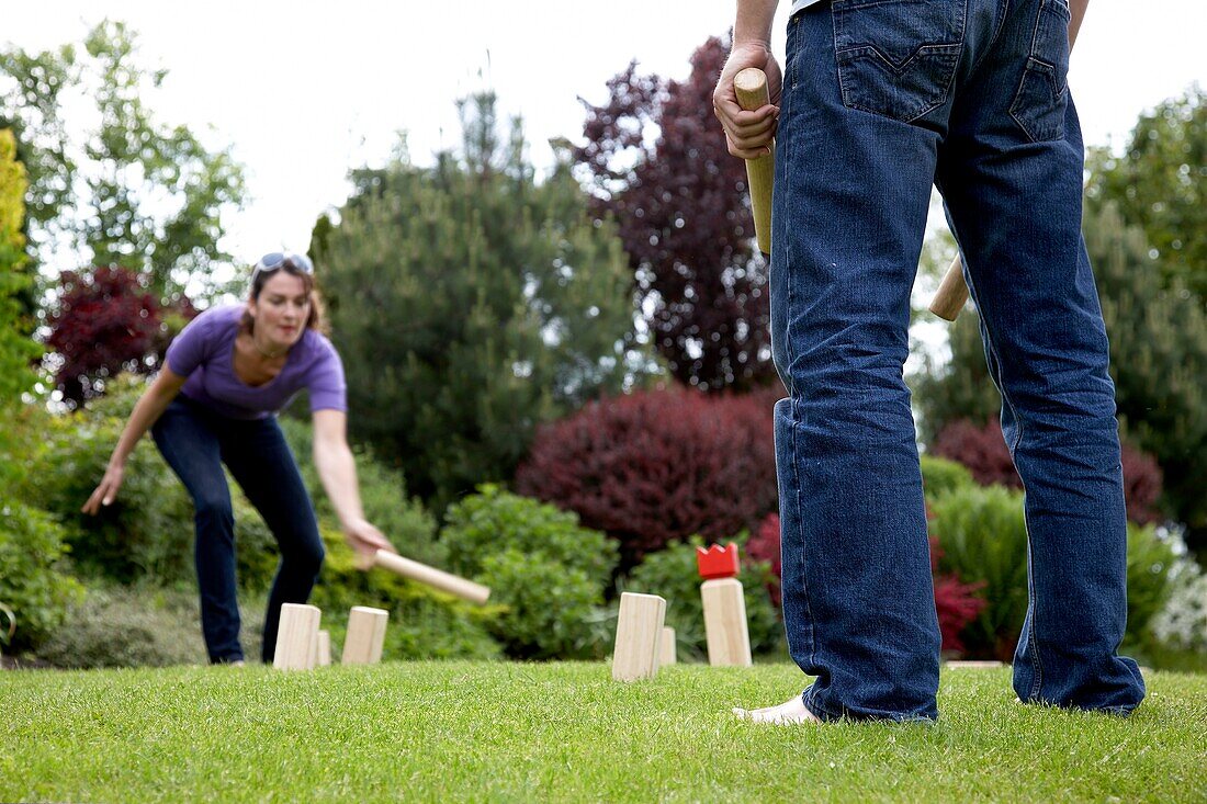 Pärchen spielt im Garten