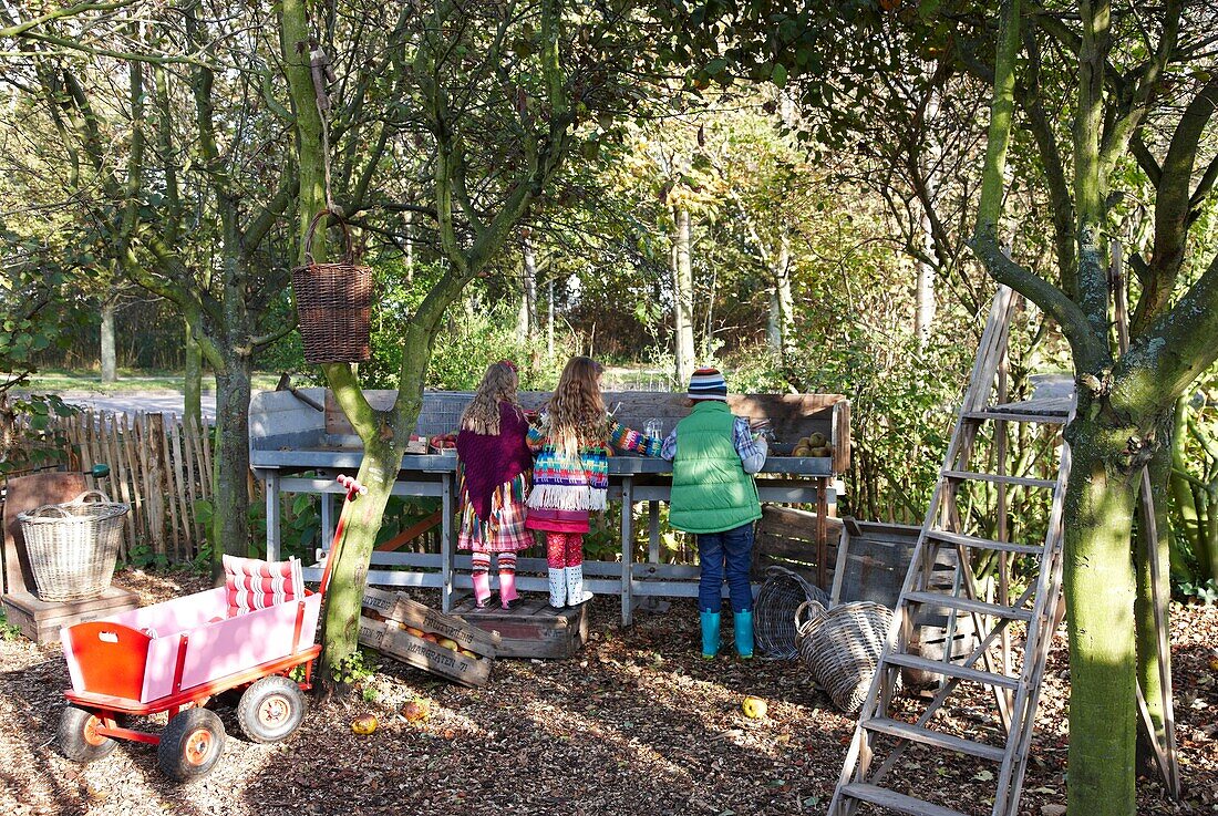 Kinder am Gartentisch